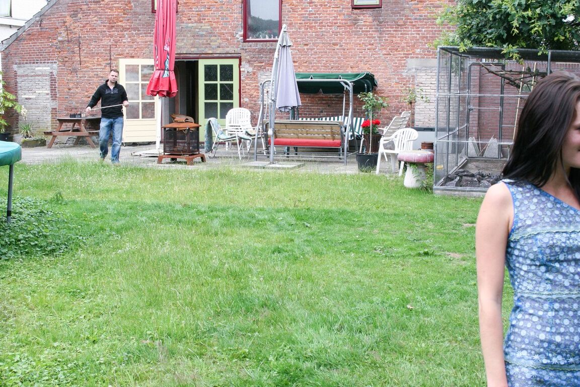 20P 若い女の子ベロニカが捕まり、縛られ、猿ぐつわをされ、草の上に放置されました