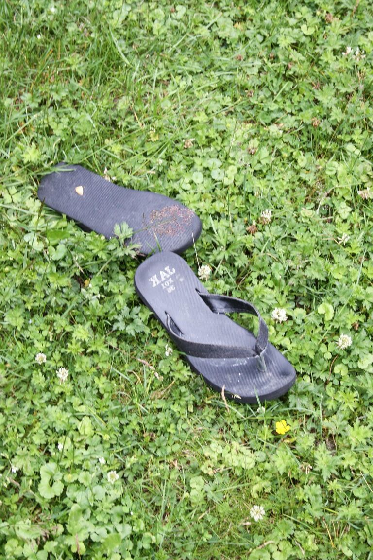 20P 若い女の子ベロニカが捕まり、縛られ、猿ぐつわをされ、草の上に放置されました