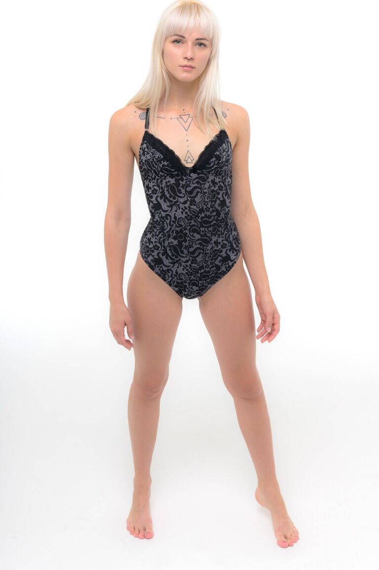 21P La joven rubia Afox se quita su sexy body para mostrar su coñito depilado