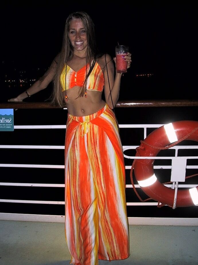 Das 21P Amateur-Babe Lori Anderson zieht ihr Kleid aus und stellt ihren unglaublichen Hintern zur Schau