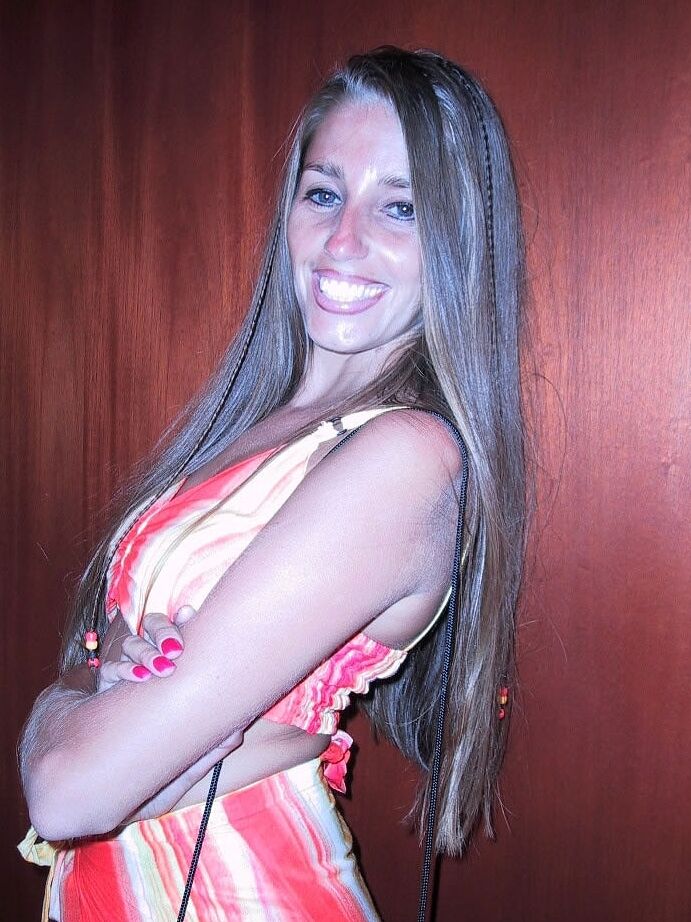 Das 21P Amateur-Babe Lori Anderson zieht ihr Kleid aus und stellt ihren unglaublichen Hintern zur Schau