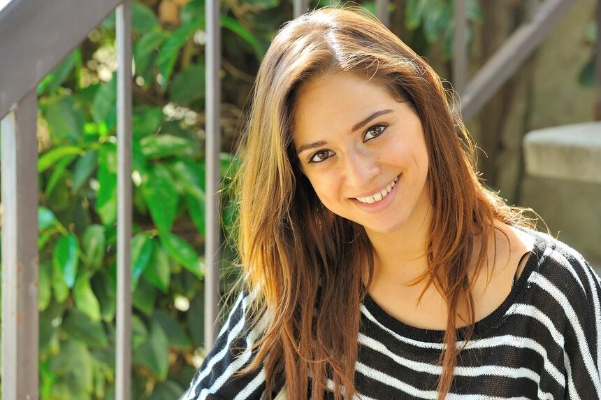 15P Dulce adolescente en jeans mostrando grandes pezones al aire libre