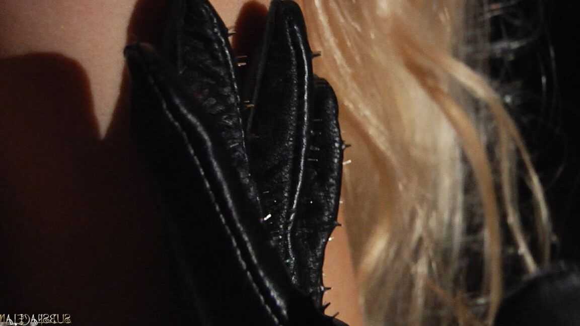 17P La soumise Caroline Fox et ses copines sexy s'amusent avec du BDSM