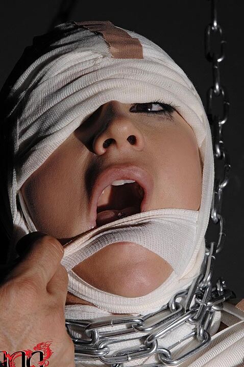 11P La esclava sexual momificada Leyla Black tiene la boca llena de saliva en una escena BDSM