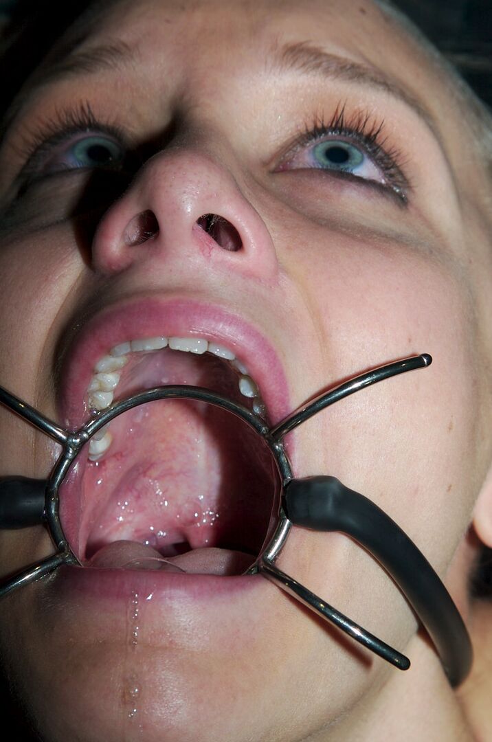 21P 微乳の変態少女リア・ワイルドがハードコア BDSM アクションで拷問を受ける