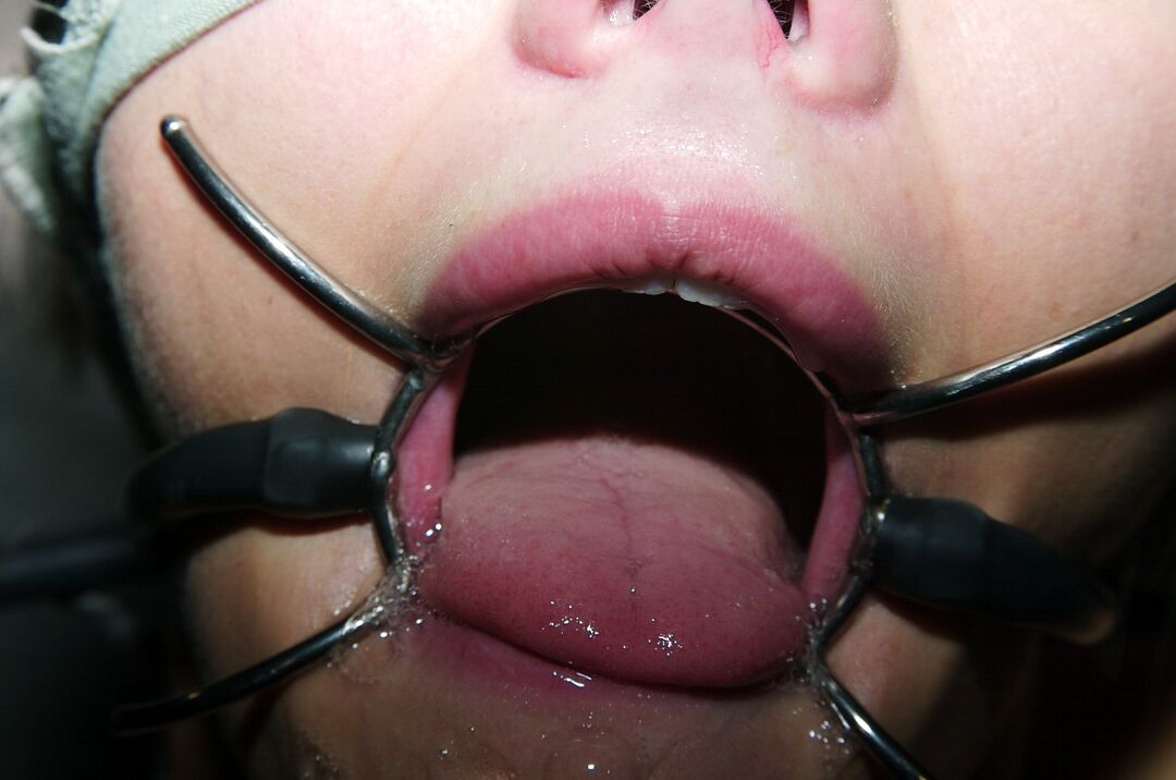 21P 微乳の変態少女リア・ワイルドがハードコア BDSM アクションで拷問を受ける
