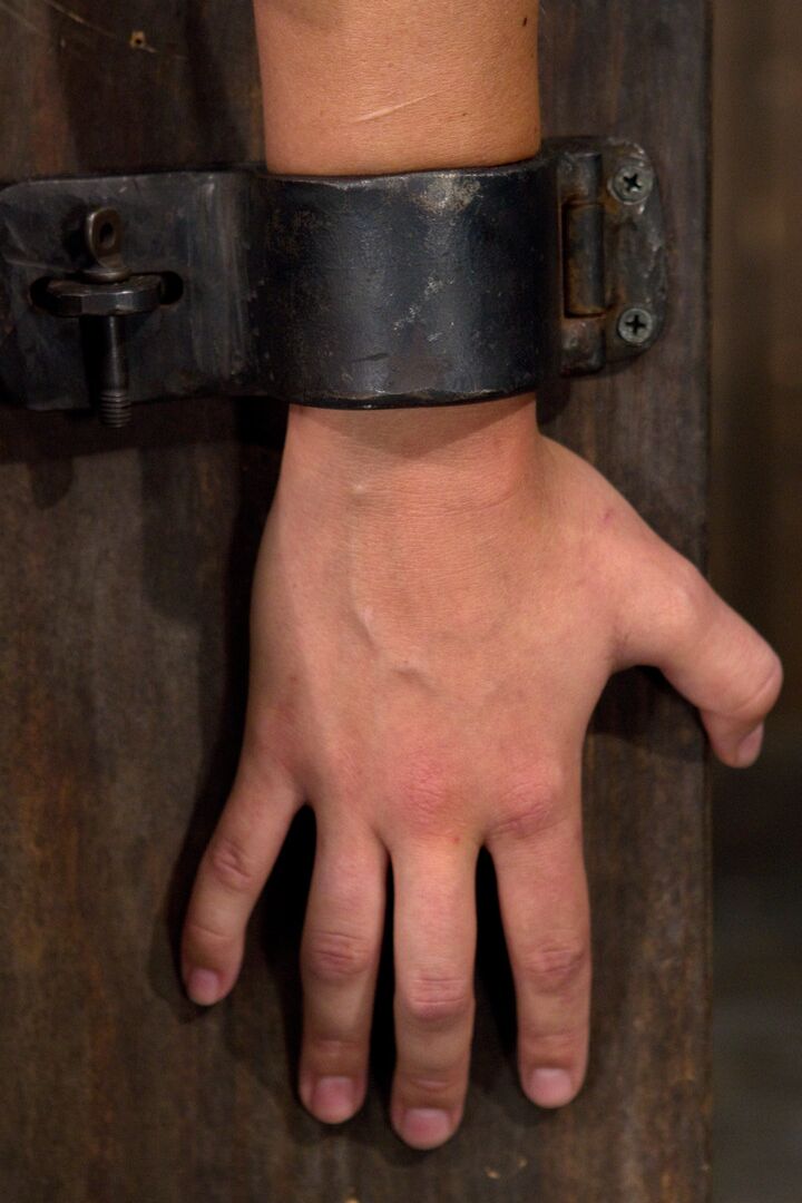 21P Sinn Sage wird von Lezdom Isis Love in heißer Metal-Bondage-Action gefickt