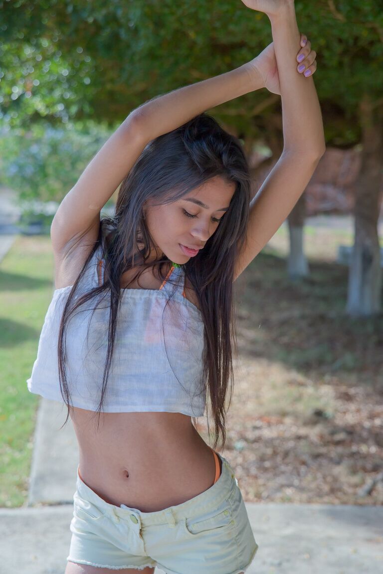 21P La exótica venezolana Karin Torres revela su cuerpo delgado
