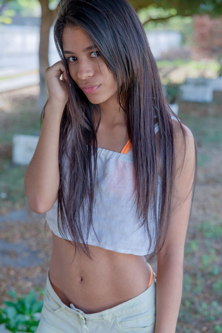 21P La exótica venezolana Karin Torres revela su cuerpo delgado