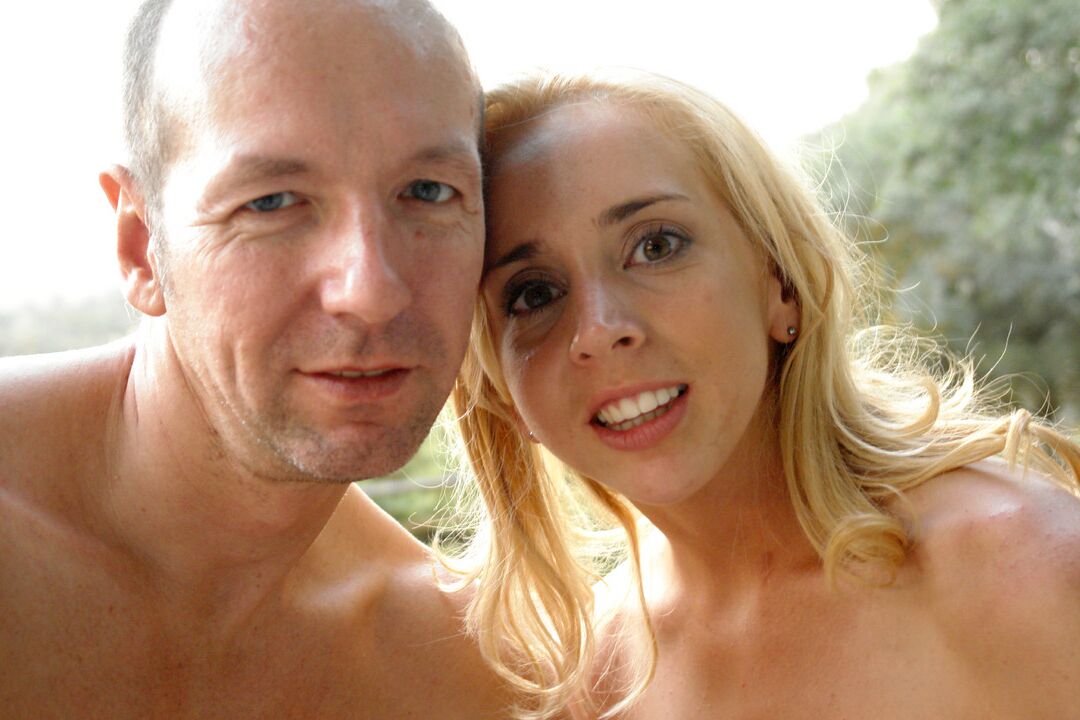 20P Adolescente rubia amordazada con bolas Kelly Wells embestida al aire libre en sexo bondage con cuerdas