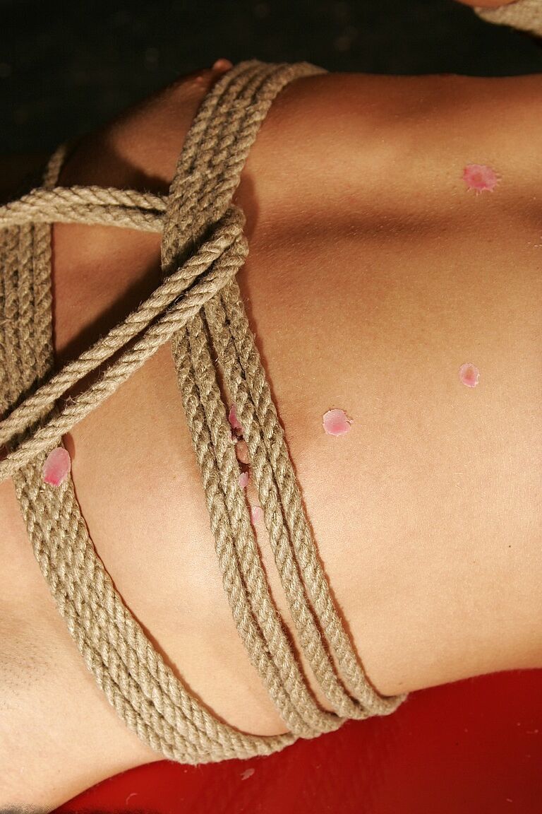 18P Charmante Blondine wird in dieser scharfen BDSM-Sexszene bestraft