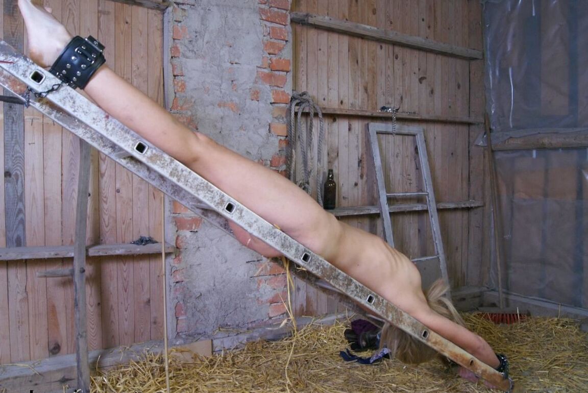 16P Nackte Blondine hängt kopfüber an der Leiter in der Scheune und trägt einen Ballknebel