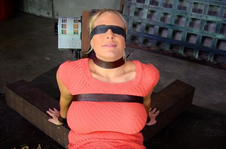 16P Escrava loira Angel Allwood amarrada com peitos grandes de adolescente nus em tortura de buceta BDSM