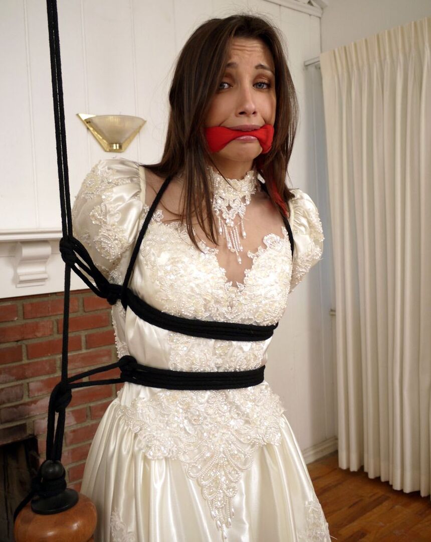 15P La novia morena Celeste Star está amordazada y atada con su vestido de novia