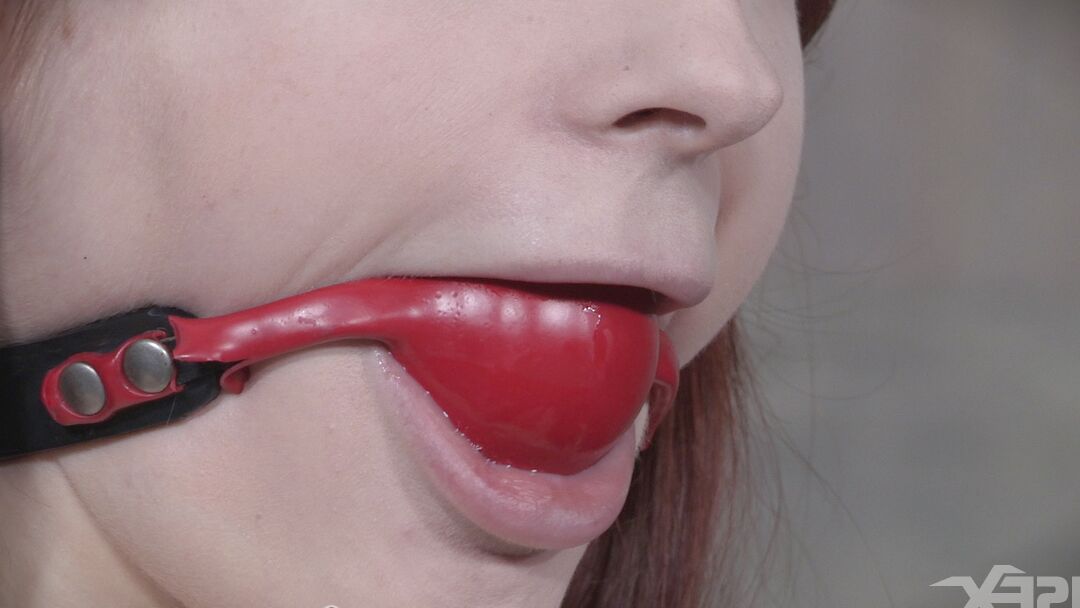 15P Die unterwürfige Hure Violet Monroe probiert einige exotische BDSM-Sexspiele aus