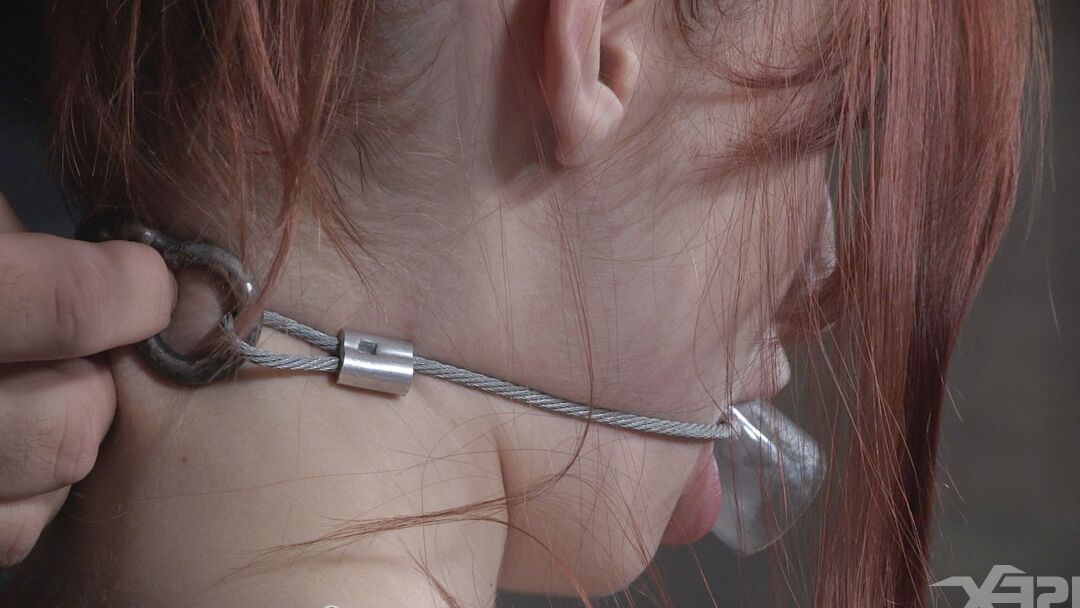 15P Die unterwürfige Hure Violet Monroe probiert einige exotische BDSM-Sexspiele aus
