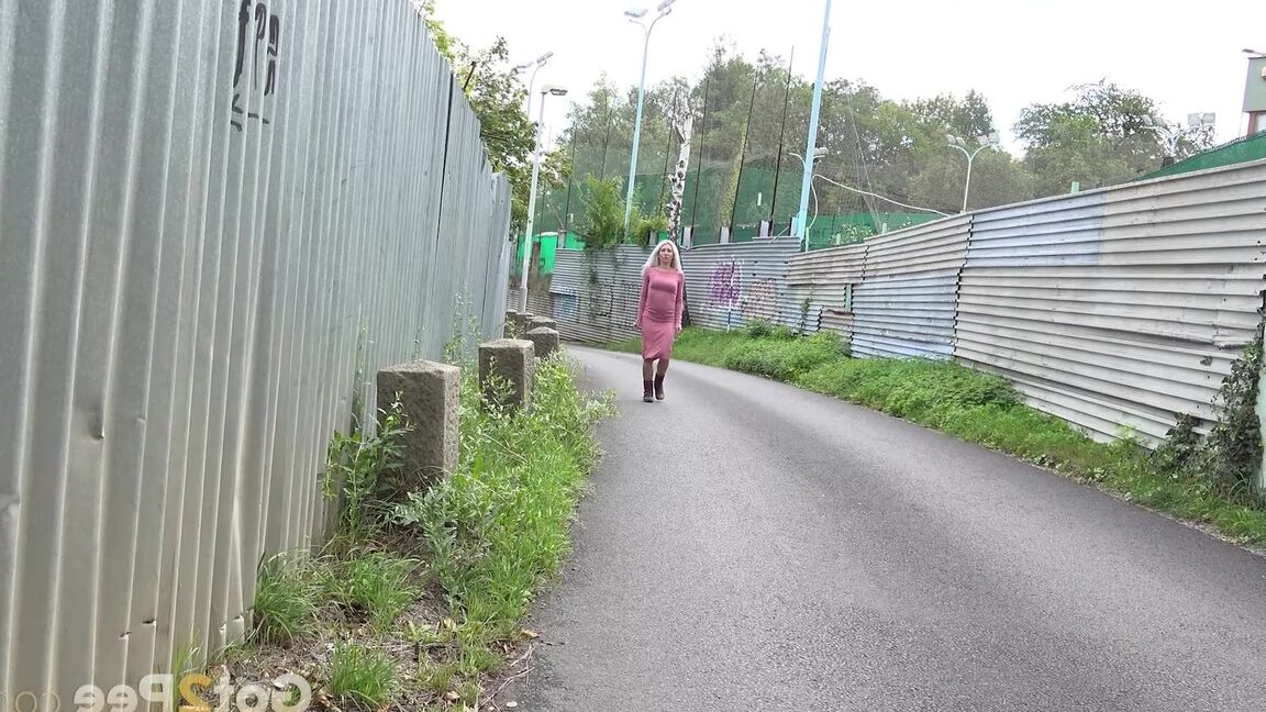 15P Une blonde chaude se lève et fait pipi en banlieue