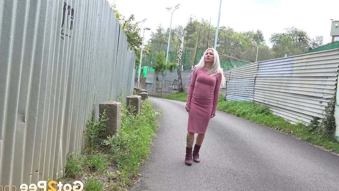 15P Une blonde chaude se lève et fait pipi en banlieue
