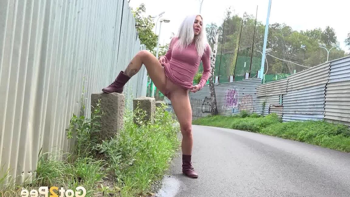 15P Une blonde chaude se lève et fait pipi en banlieue