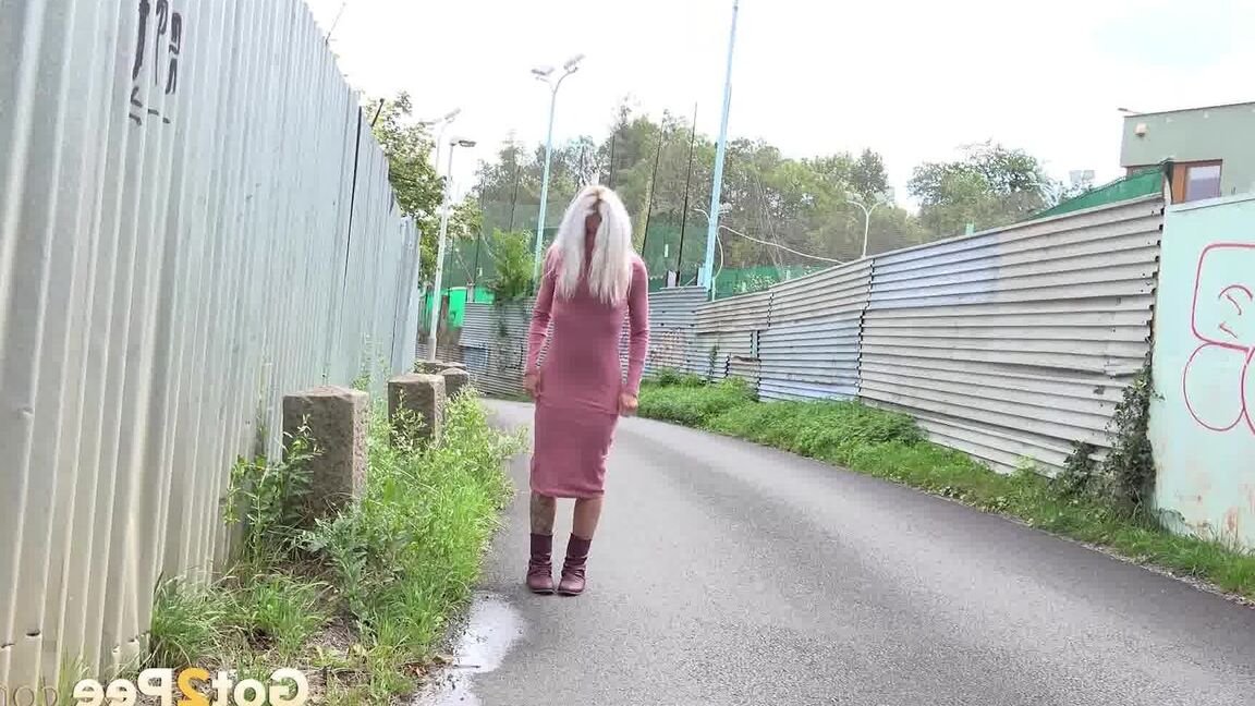 15P Une blonde chaude se lève et fait pipi en banlieue