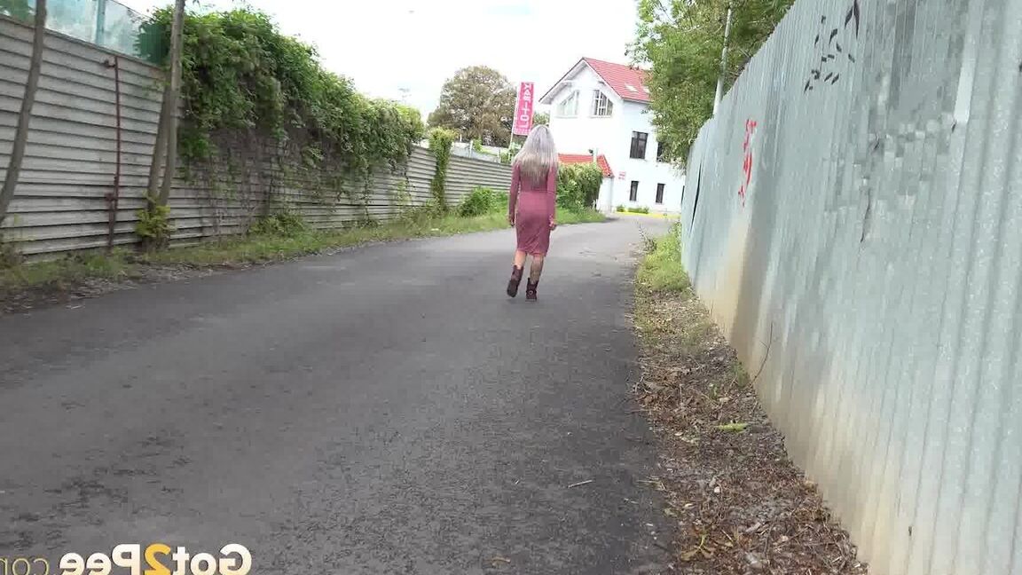 15P Une blonde chaude se lève et fait pipi en banlieue