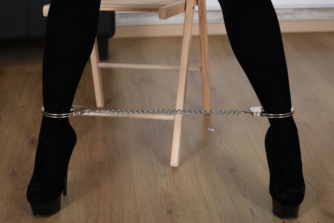 16P Sexy Tied Girls Policial feminina em problemas