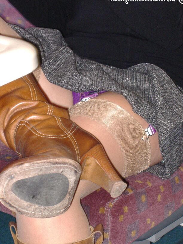 16P Strümpfe und Höschen-Upskirt im Zug