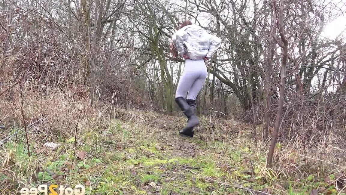 15P Une coquine en bottes aux genoux s'accroupit et fait pipi dehors