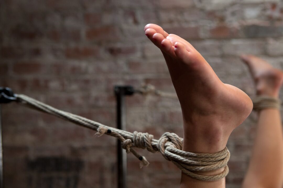 21P Hogtied Chloe Camilla