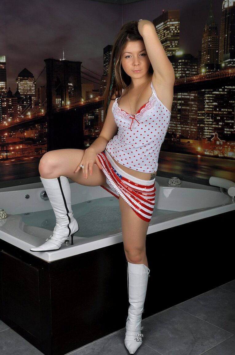 15P Teen Emily gets undressed by the Brooklyn bridge