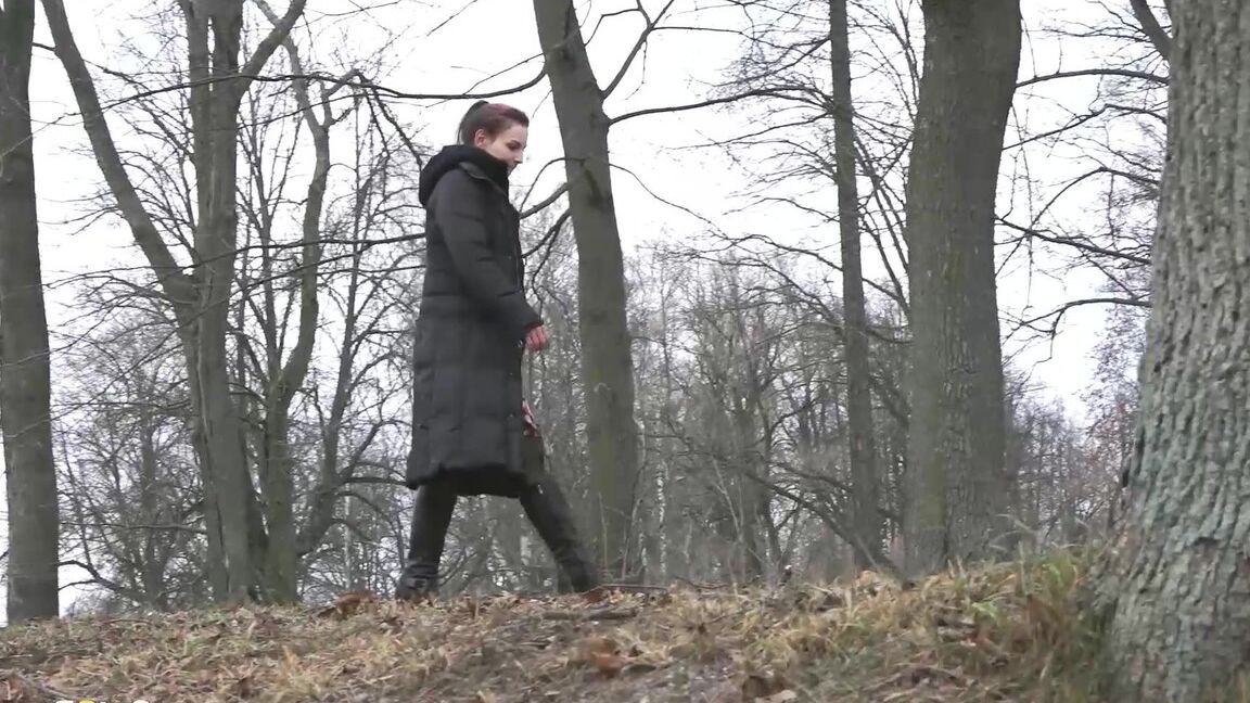 15P Лиза очень хочет поссать во время прогулки по лесу.