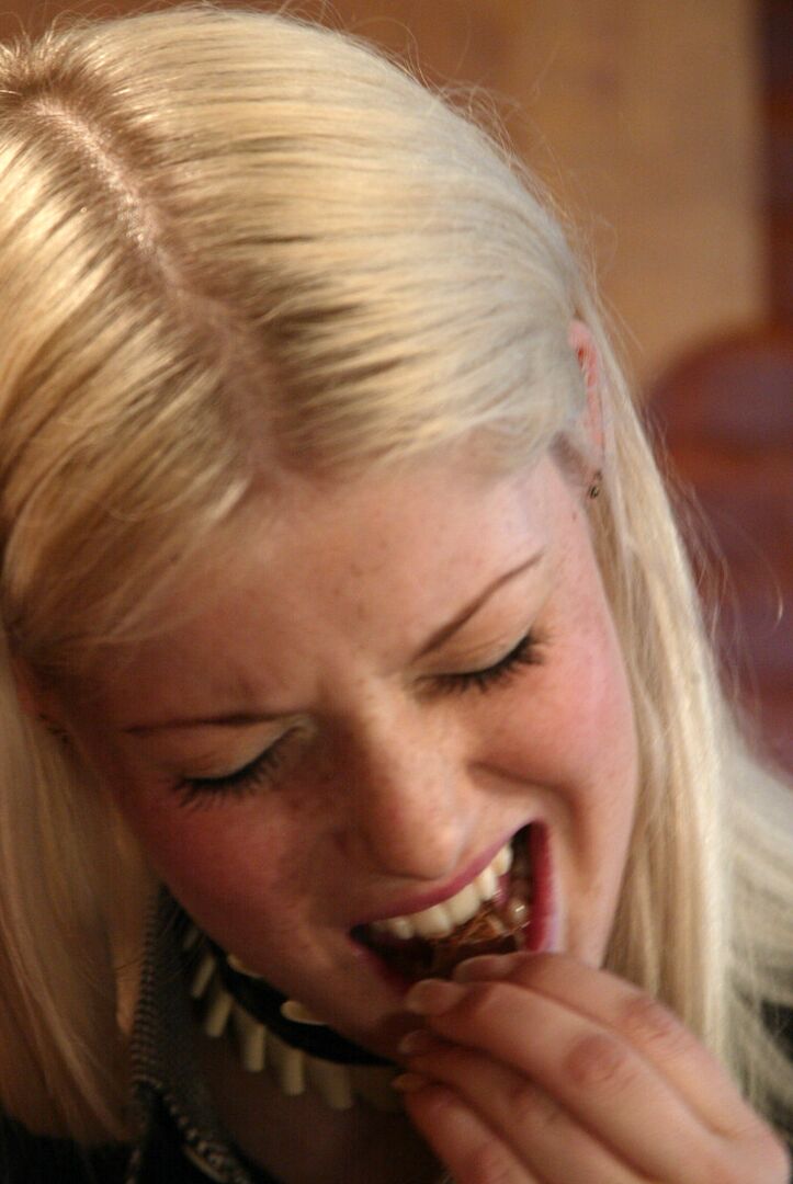 21P Maid Charlotte Stokely encontra brinquedos sexuais em um quarto e se masturba com eles