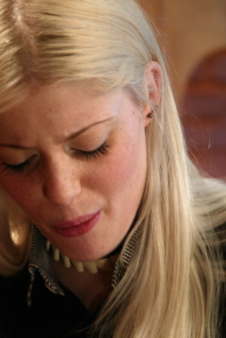 21P Maid Charlotte Stokely encontra brinquedos sexuais em um quarto e se masturba com eles