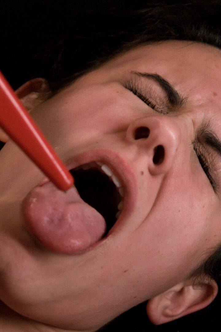 17P A garota nua Penny Barber faz sexo excêntrico e tem porra no rosto