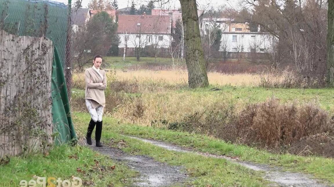 15P Официантка Эвелин Нилл приседает, чтобы пописать, пока гуляет по мокрой дорожке