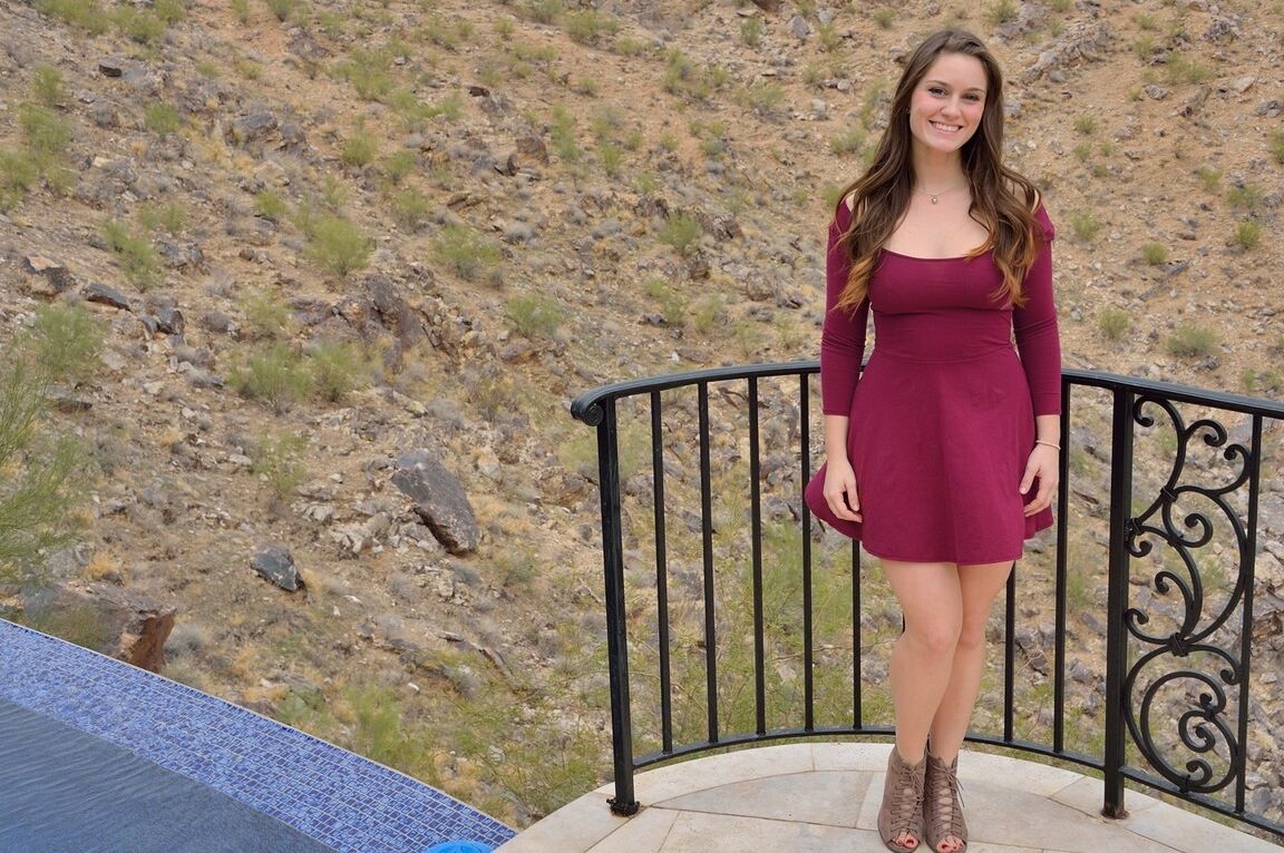 21P Hermosa novia con lindas tetas Summer se quita el vestido