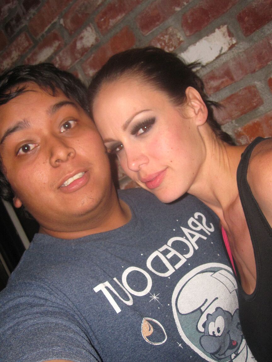 18P MILF brune avec de faux seins McKenzie Lee pose avec son baiseur excité