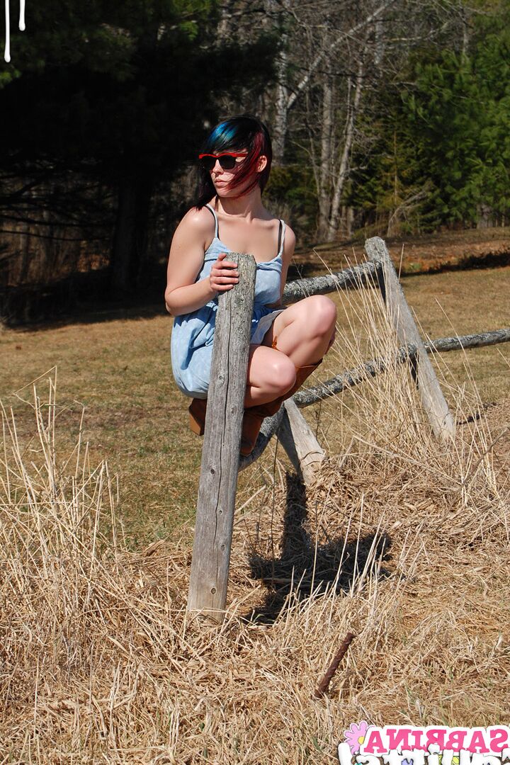 12P Vêtue d'une jolie robe bleue et de bottes de cowboy, Sabrina s'aventure dehors sur