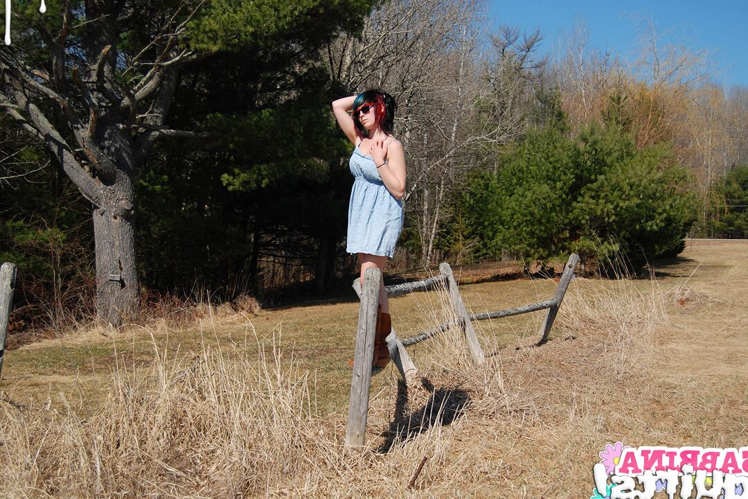 12P Vêtue d'une jolie robe bleue et de bottes de cowboy, Sabrina s'aventure dehors sur