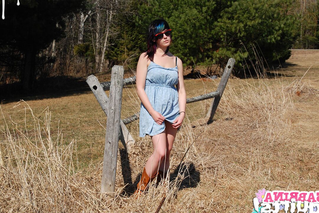 12P Vêtue d'une jolie robe bleue et de bottes de cowboy, Sabrina s'aventure dehors sur