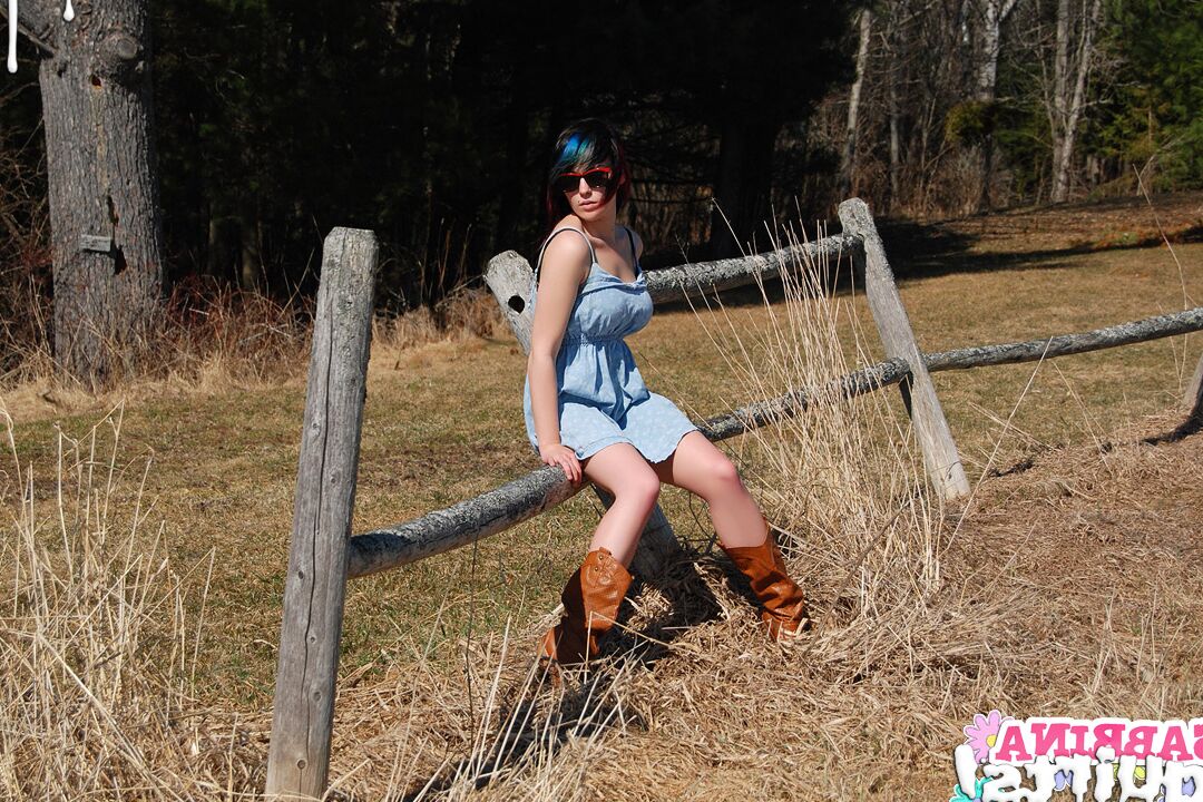 12P Vêtue d'une jolie robe bleue et de bottes de cowboy, Sabrina s'aventure dehors sur