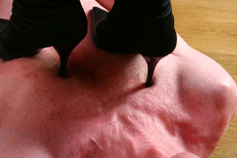 16P Исключительно громкому рабу заткнули рот лентой и растоптали в качестве прелюдии перед этим