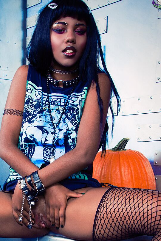 15P Gothic Dark Magik Babe Cooper tallando calabazas