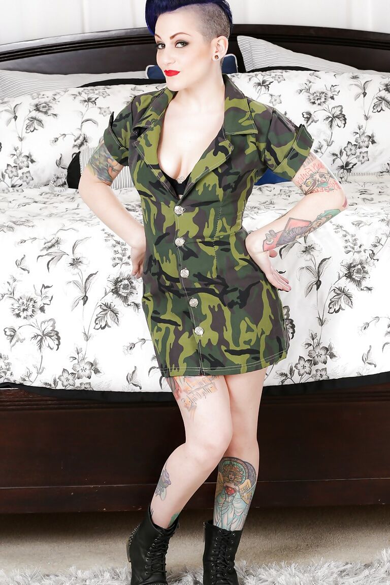 15P La punk Rizzo Ford se quita el uniforme militar antes de masturbarse