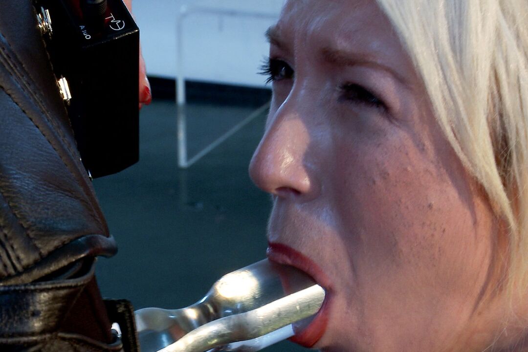 21P La jolie blonde Maia Davis se fait défoncer par Aiden Starr dans une action BDSM électrique