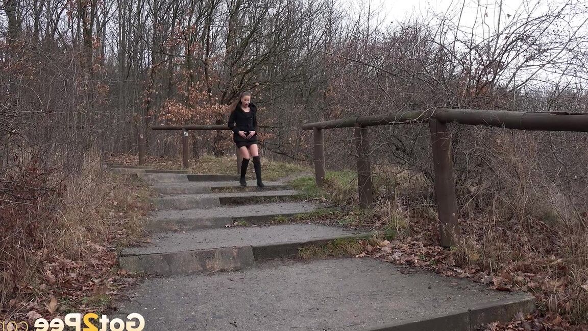 15P ブルネットの美女イェナが外の小道でおしっこ