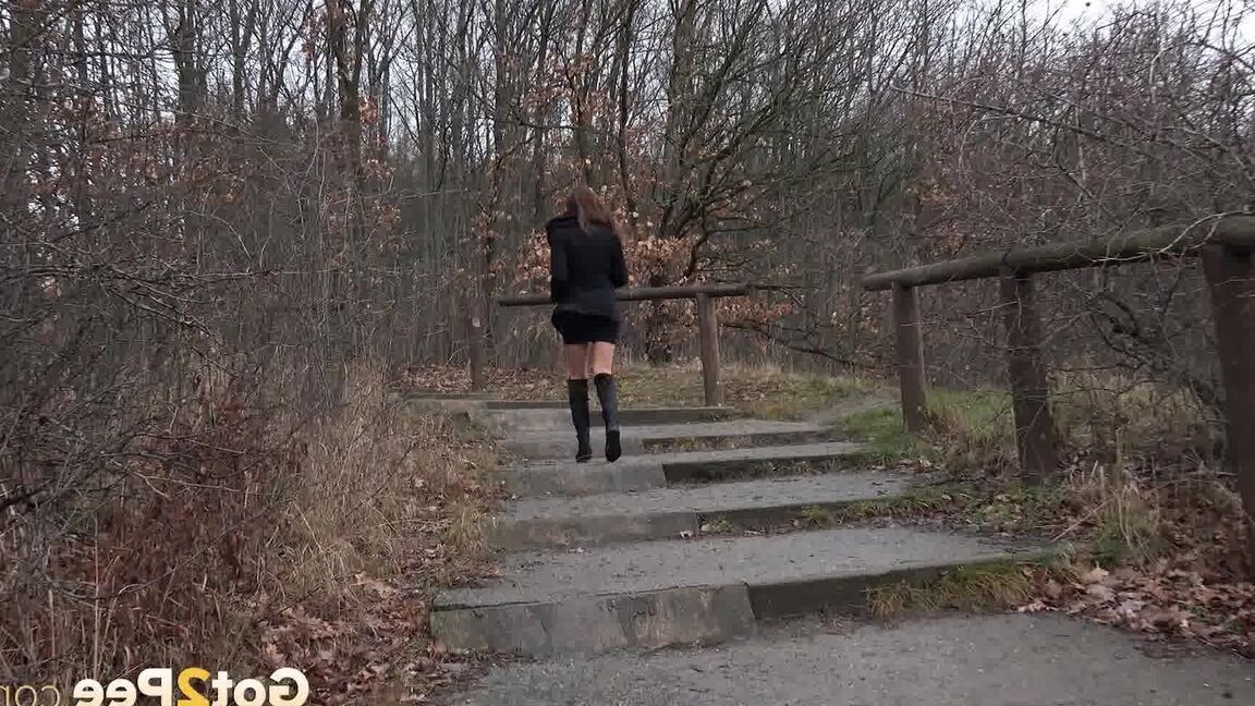 15P ブルネットの美女イェナが外の小道でおしっこ