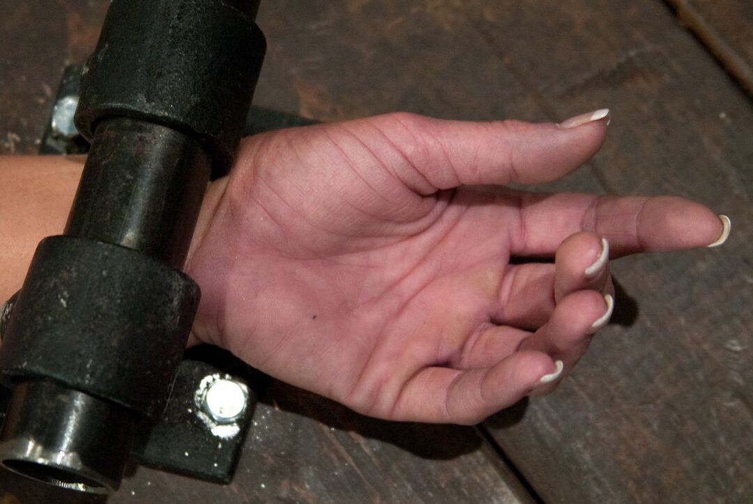 21P A loira submissa Mellanie Monroe gosta de açoitar uma buceta em cativeiro de metal