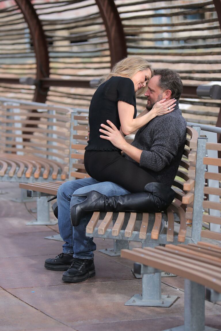 20P La sexy madura Brandi Love se arrodilla con botas para una mamada humeante