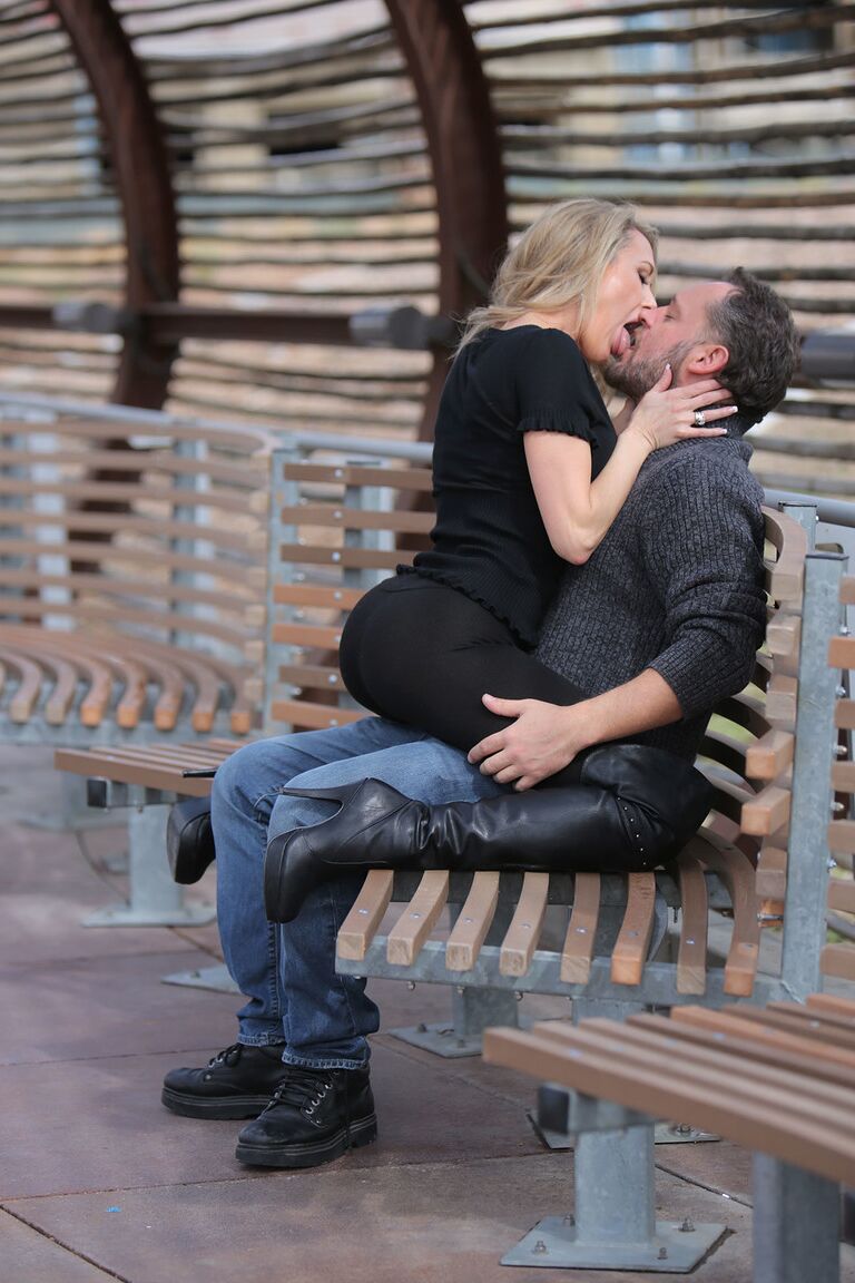 20P La sexy madura Brandi Love se arrodilla con botas para una mamada humeante